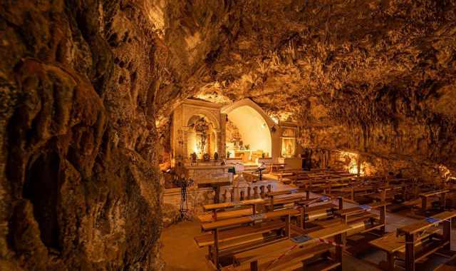 Simboli misteriosi, stalattiti e antichi affreschi: a Putignano c' la Grotta di San Michele